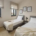 Tarita Villa *